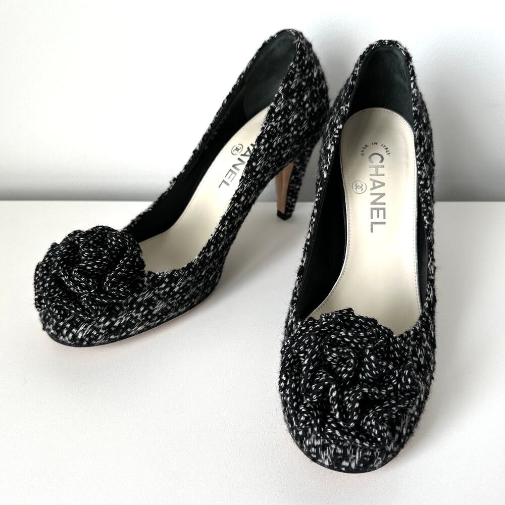 CHANEL 2010 CC Tweed Camellia Flower Heel Pumps Black White IT 38.5 - Picture 6 of 15
